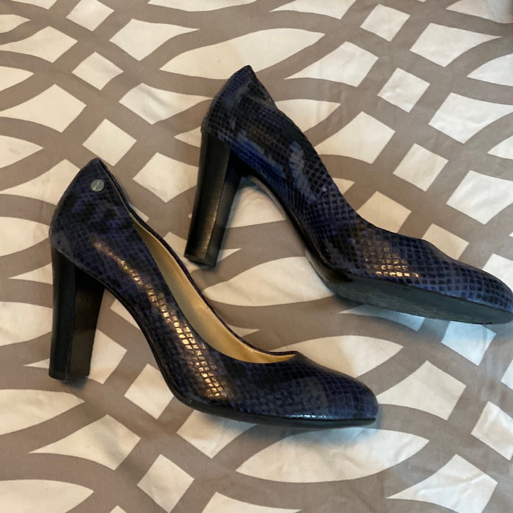 Calvin Klein blue snakeskin pump